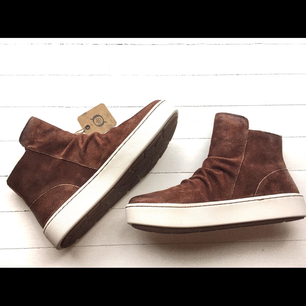NEW BORN SCONE WOMENS BOOTIES